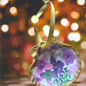HANDMADE NEW SEA SHELL ORNAMENT WITH GOLD RIBBON FLORAL SIZE approx 3”